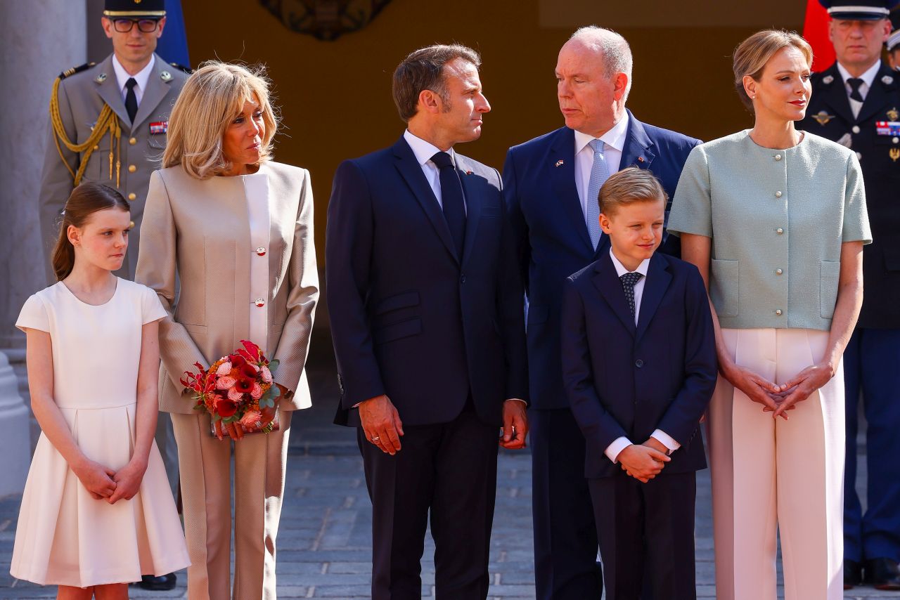 <p>Френският президент Еманюел Макрон и съпругата му Брижит Макрон бяха посрещнати от кралското семейство на Монако - принц Албер II, принцеса Шарлийн и децата им Габриела и Жак</p>