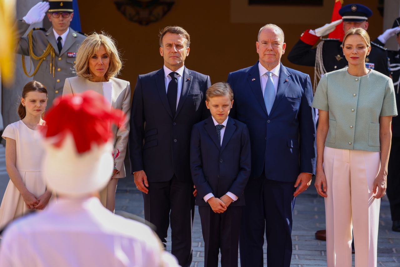 <p>Френският президент Еманюел Макрон и съпругата му Брижит Макрон бяха посрещнати от кралското семейство на Монако - принц Албер II, принцеса Шарлийн и децата им Габриела и Жак</p>
