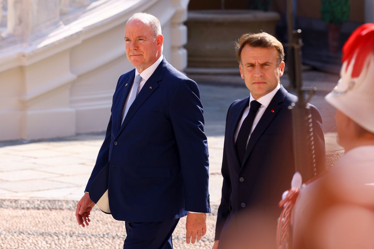 <p>Френският президент Еманюел Макрон и съпругата му Брижит Макрон бяха посрещнати от кралското семейство на Монако - принц Албер II, принцеса Шарлийн и децата им Габриела и Жак</p>