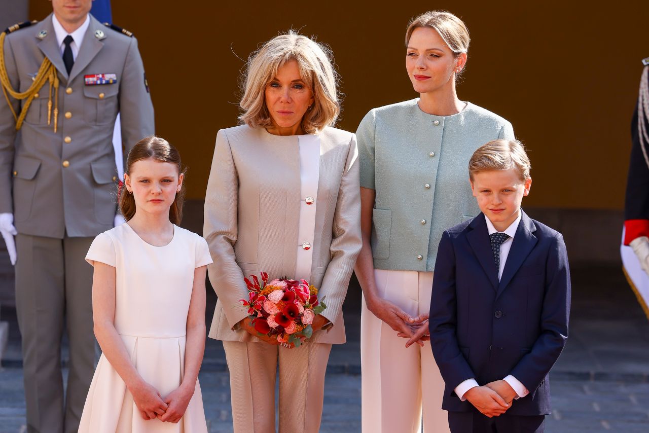 <p>Френският президент Еманюел Макрон и съпругата му Брижит Макрон бяха посрещнати от кралското семейство на Монако - принц Албер II, принцеса Шарлийн и децата им Габриела и Жак</p>