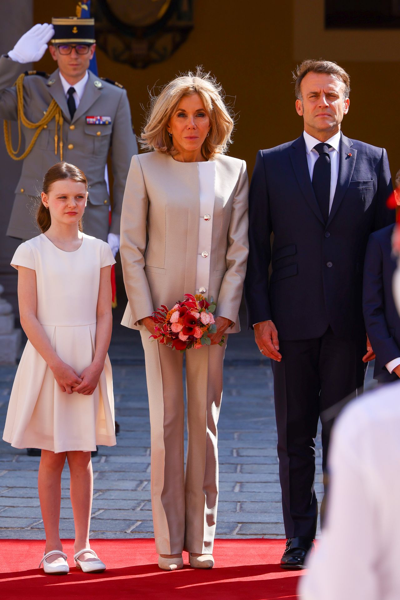 <p>Френският президент Еманюел Макрон и съпругата му Брижит Макрон бяха посрещнати от кралското семейство на Монако - принц Албер II, принцеса Шарлийн и децата им Габриела и Жак</p>