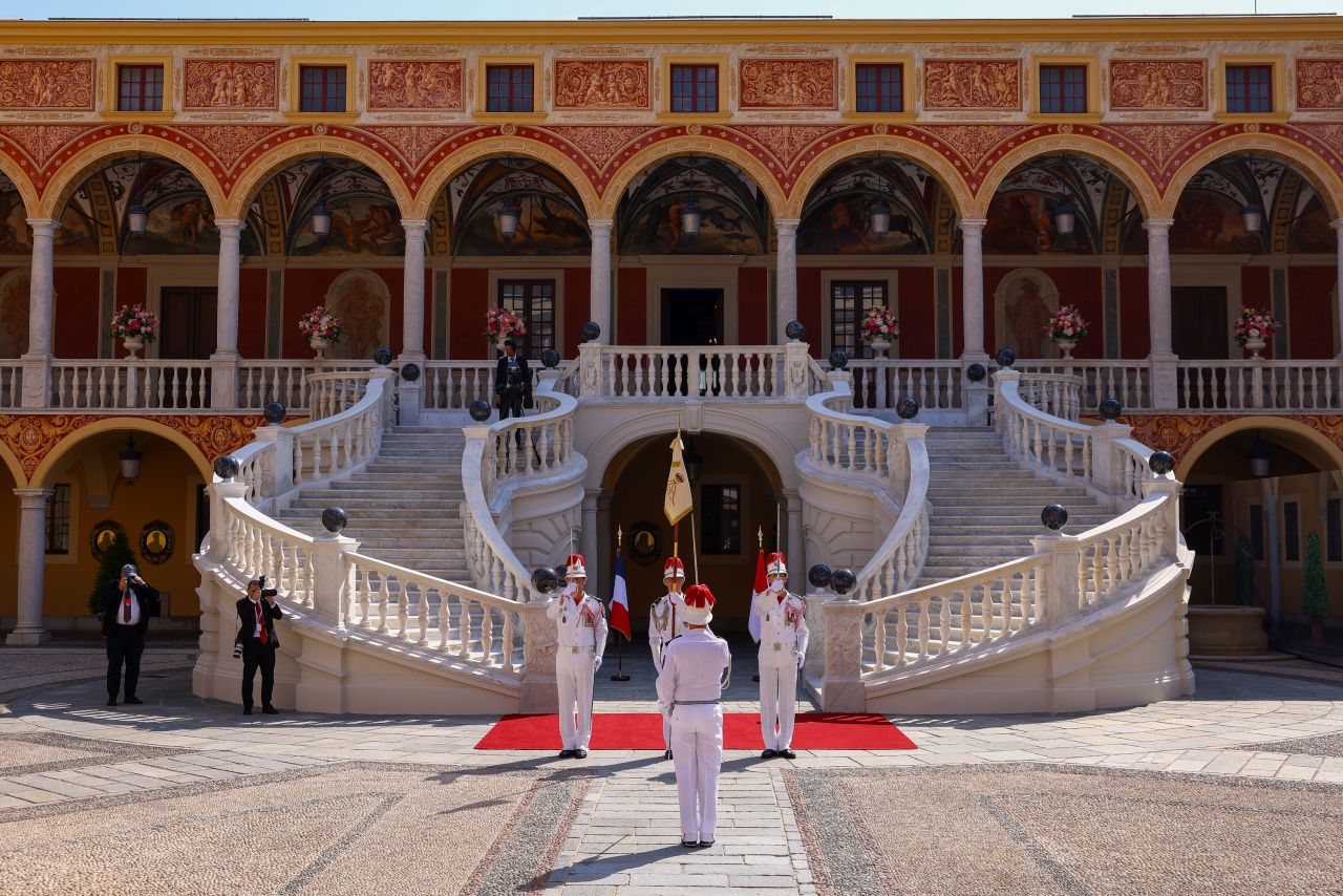 <p>Френският президент Еманюел Макрон и съпругата му Брижит Макрон бяха посрещнати от кралското семейство на Монако - принц Албер II, принцеса Шарлийн и децата им Габриела и Жак</p>