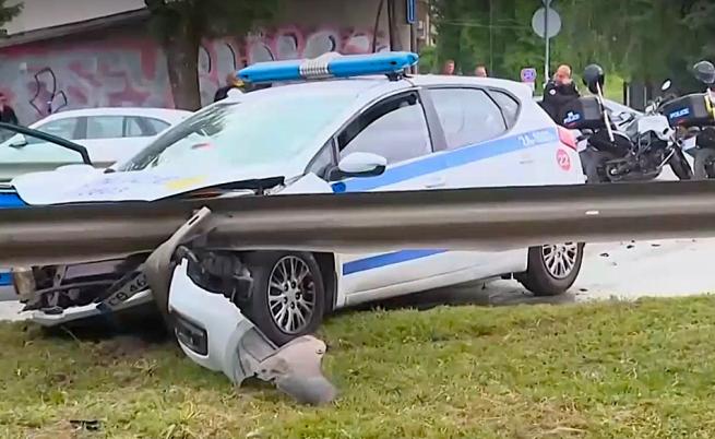 Двама полицаи пострадаха при катастрофа в София