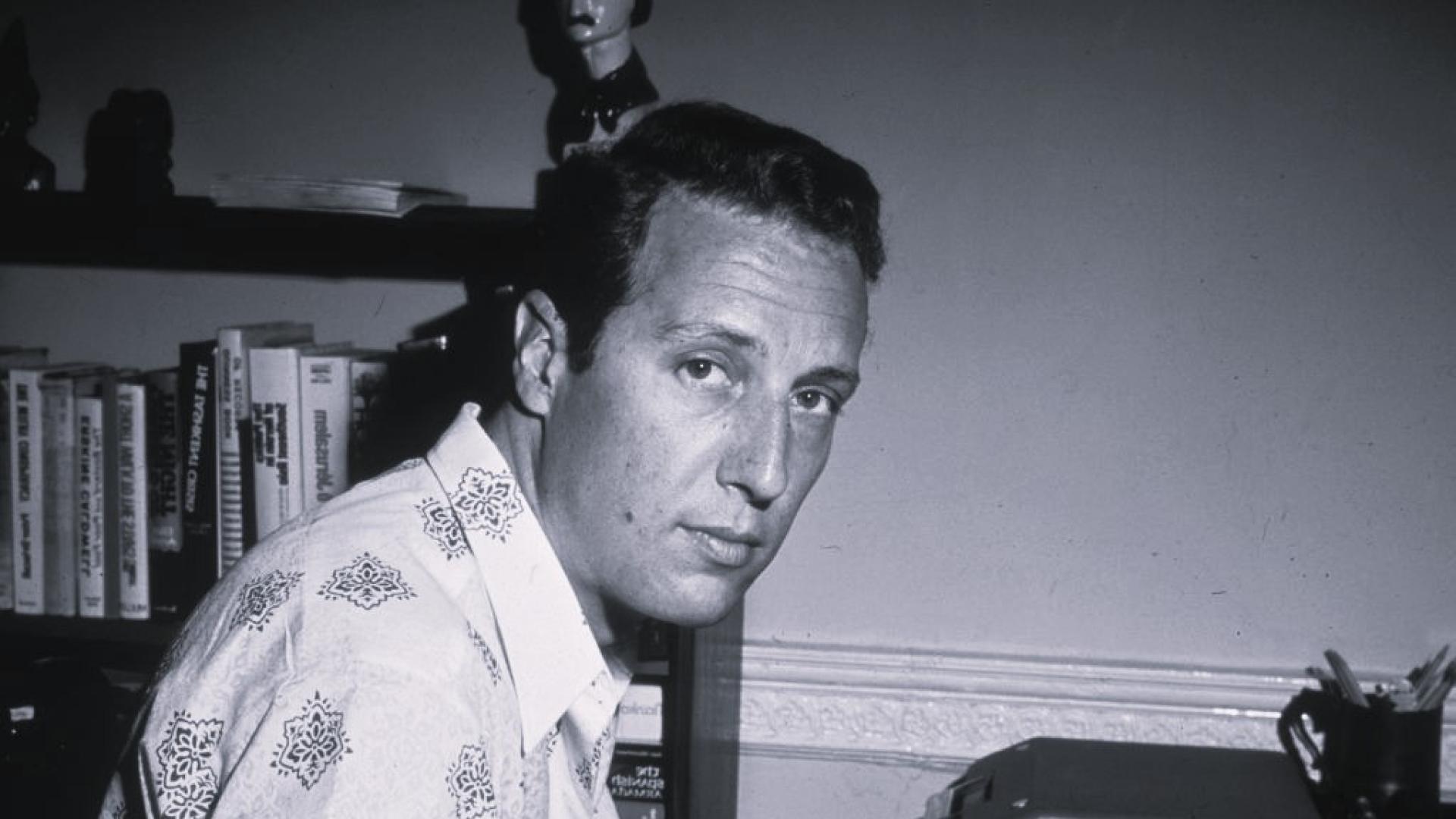 Световноизвестният писател Фредерик Форсайт известен с трилърите си сред които