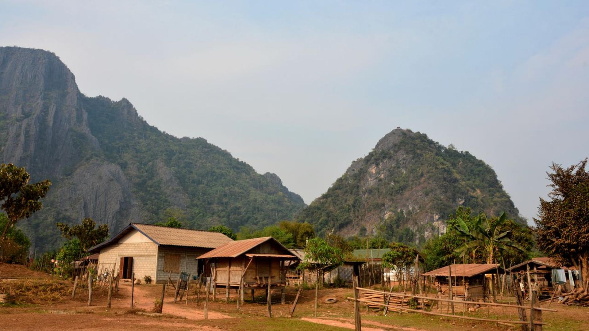 Дълбоко в знойните джунгли на централен Лаос 1400 метрова ивица напукан
