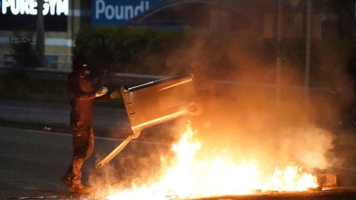 Опожарени къщи, изпочупени коли: Масови безредици при протест след сексуално посегателство в Северна Ирландия