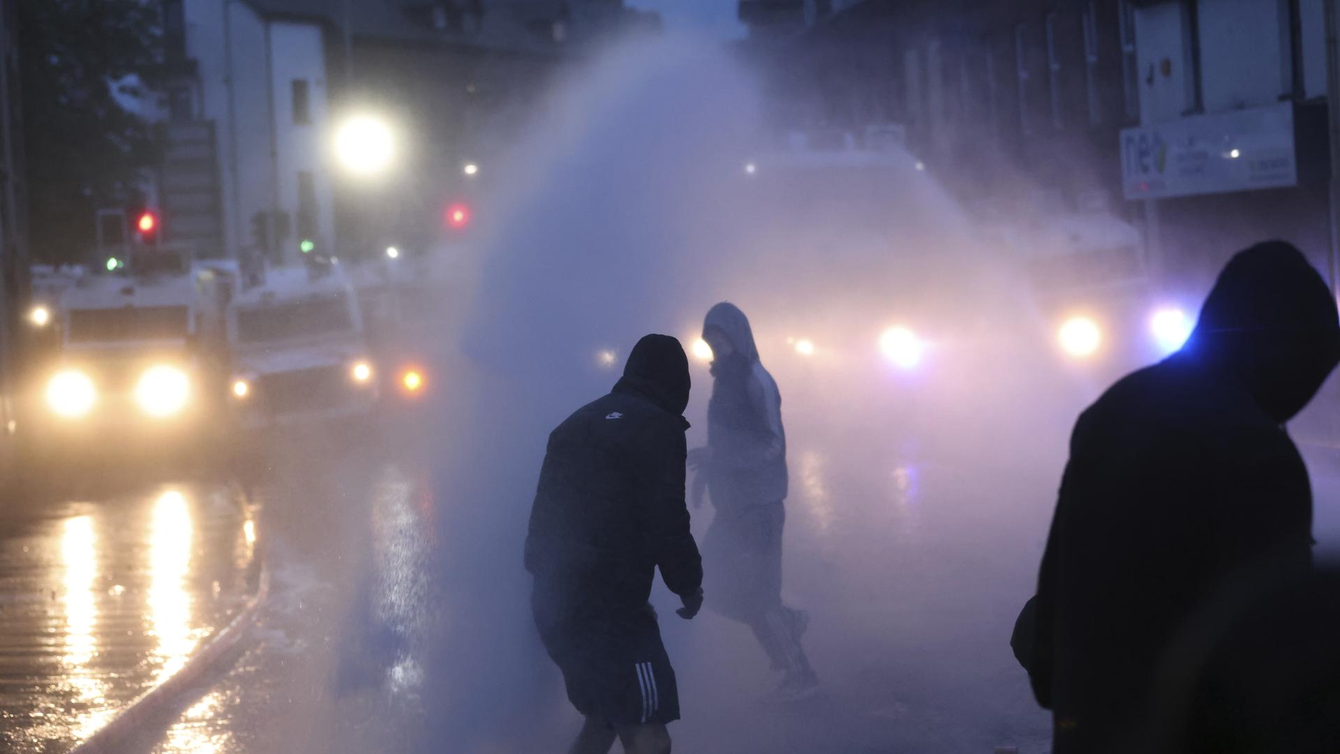 Сериозни безредици избухнаха за трета поредна нощ в Северна Ирландия