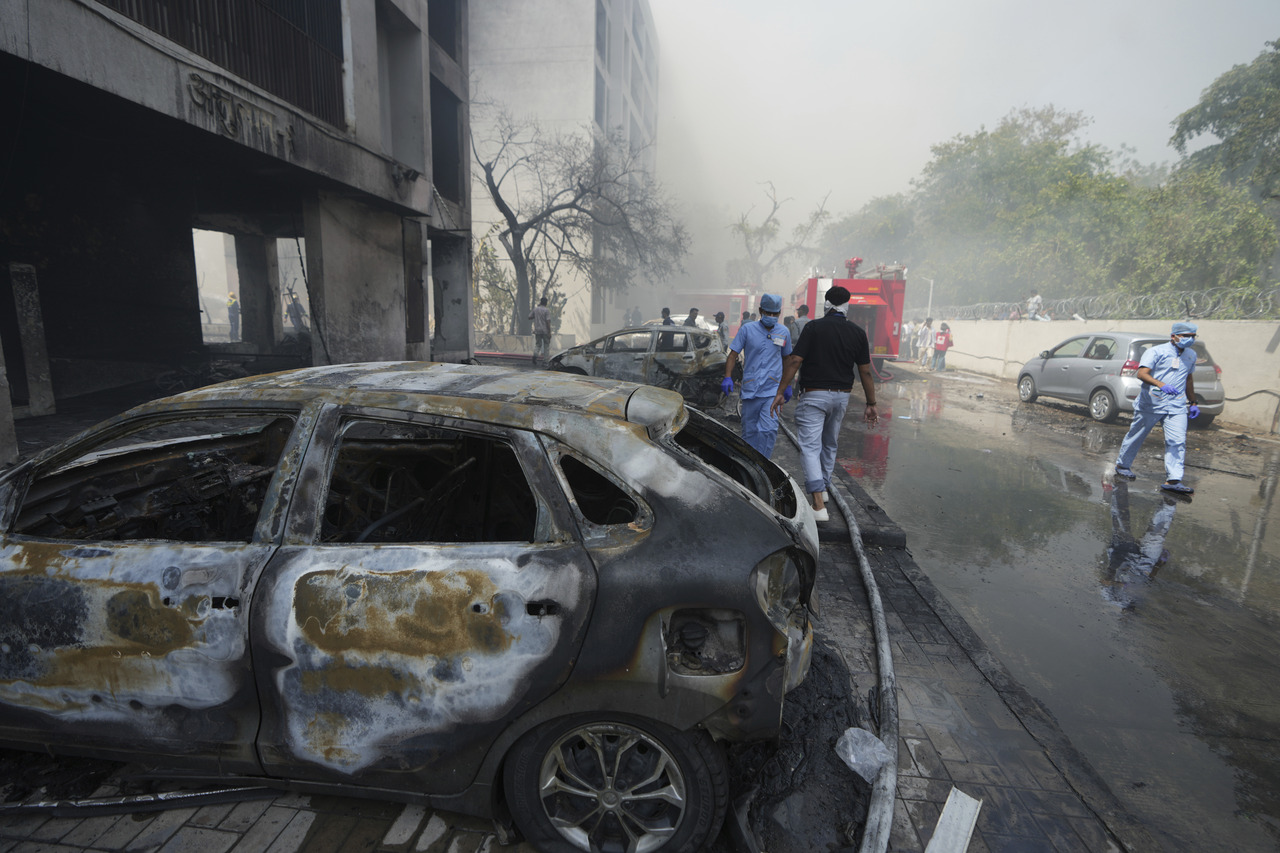 <p>Самолет с над 200 души на борда се разби в Индия.</p>