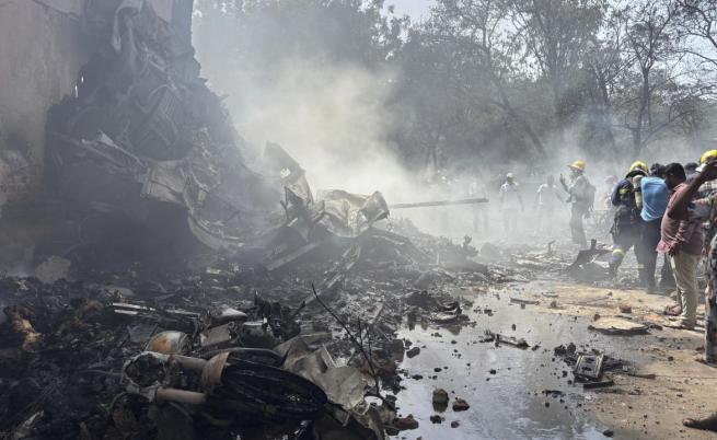 Самолет се разби в град, над 260 загинали