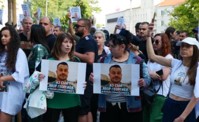Близки и приятели на Явор от Варна излязоха на шествие, настояват за прозрачно разследване на случая