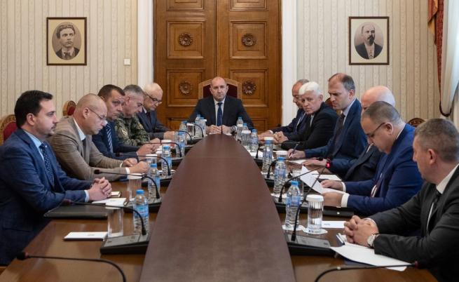 Президентът Румен Радев проведе консултативна среща за оценка на възможните рискове и заплахи за националната сигурност, вследствие усложнената среда за сигурност в Близкия Изток