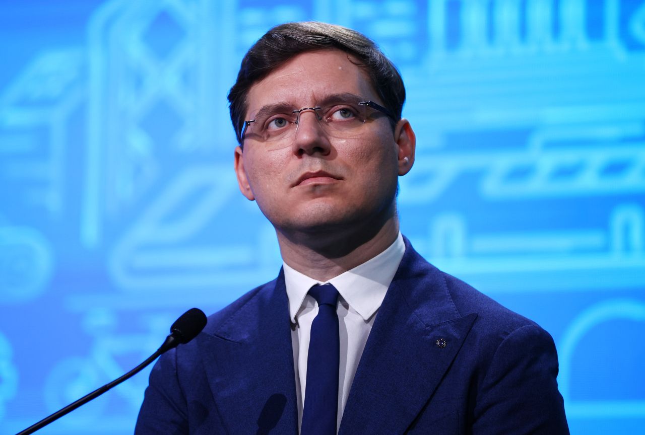 <p>Панел: Пътни карти за икономически растеж, устойчив и приобщаващ напредък. На снимката: вицепрезидентът на Европейския парламент Виктор Негреску.</p>