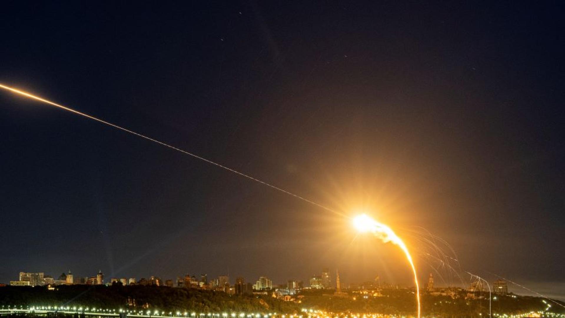 Най малко 14 души бяха ранени тази нощ при масирана руска