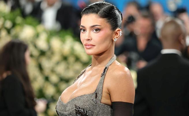 Кайли Дженър е преминала терапия със стволови клетки за хронична болка в гърба