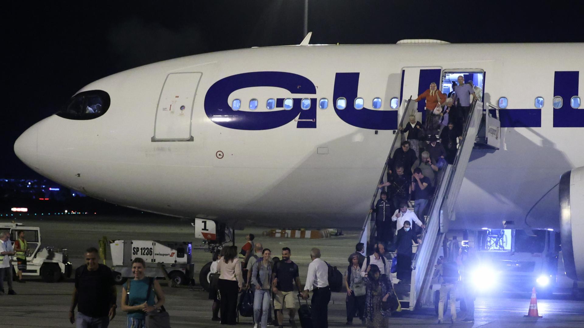 Самолет с български граждани евакуирани от Израел кацна на летище