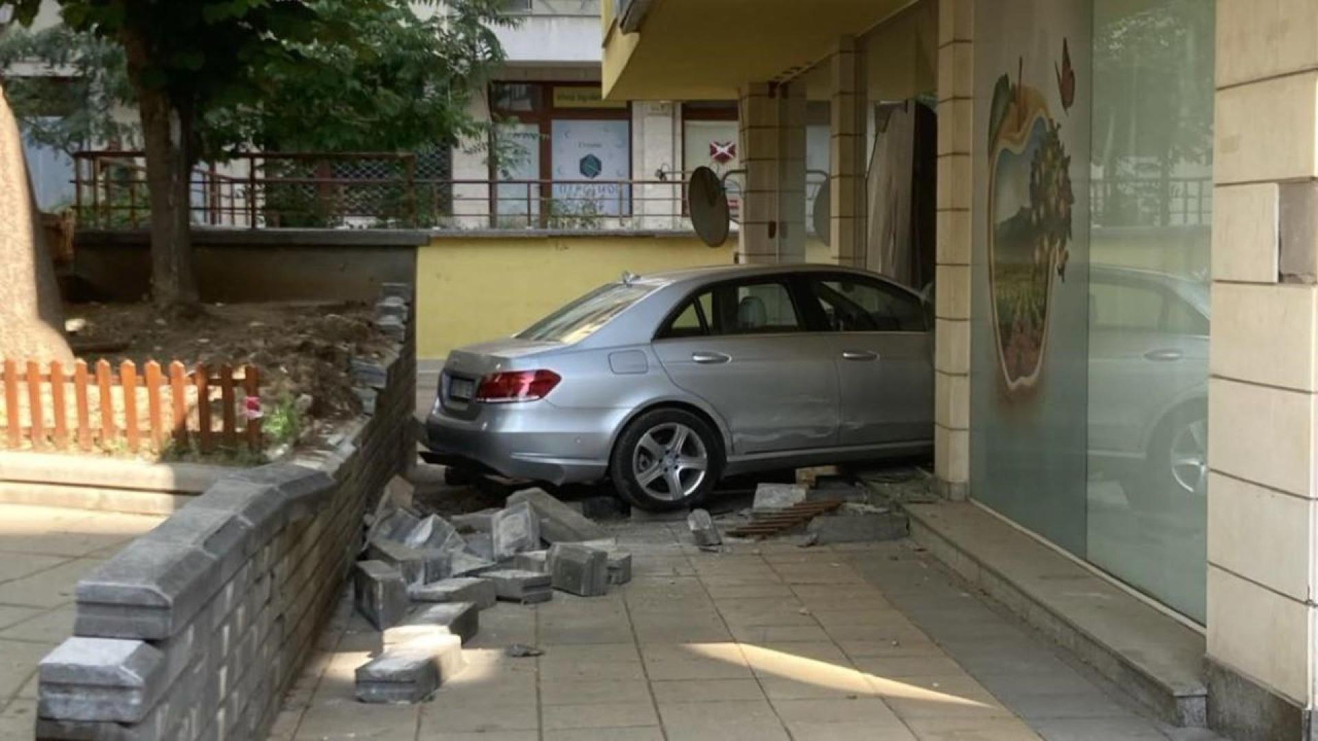 Шофьорка паркира лекия си автомобил в партера на жилищен блок