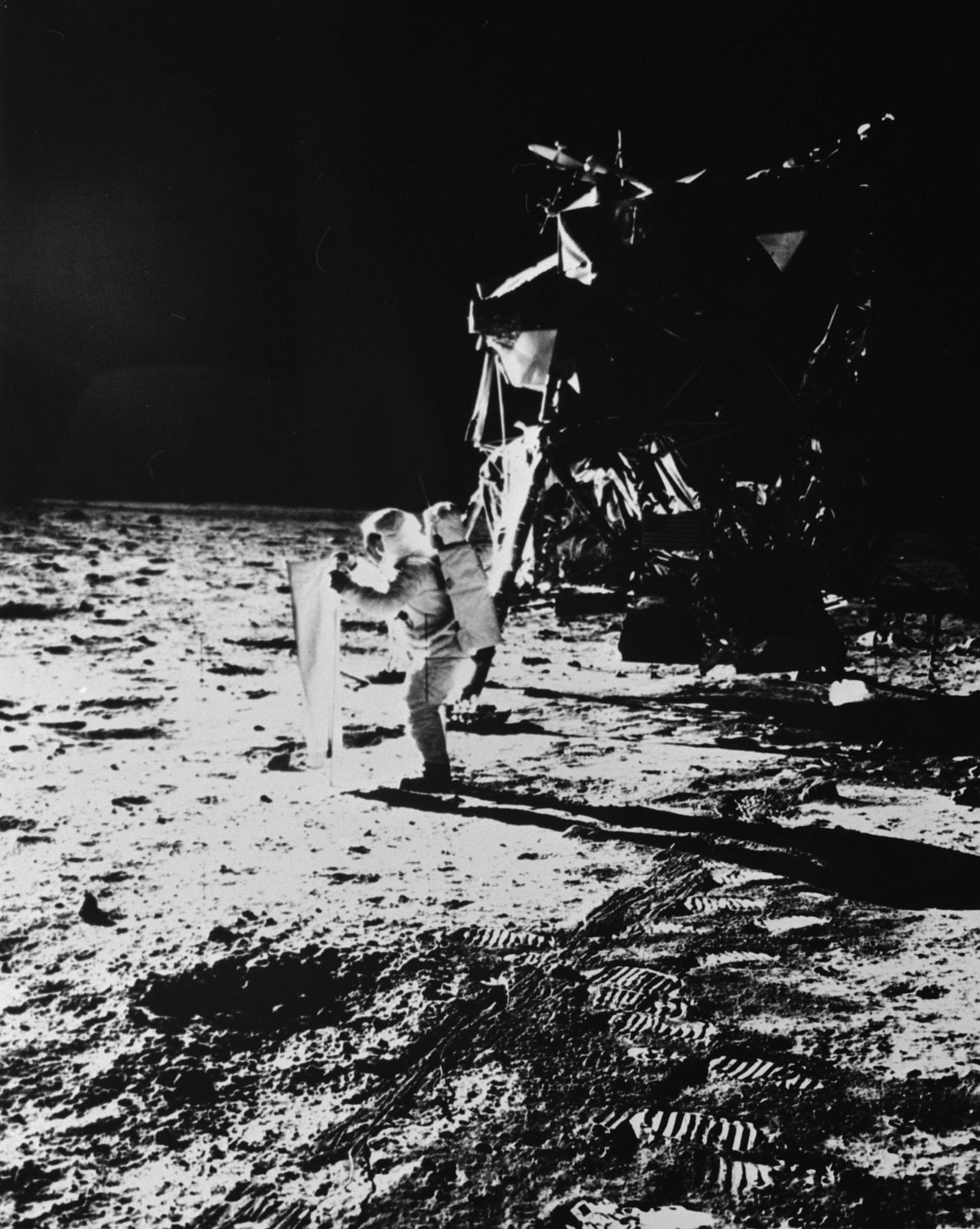 <p>1969 г. - американски астронавти кацат на Луната с мисията Аполо 11</p>