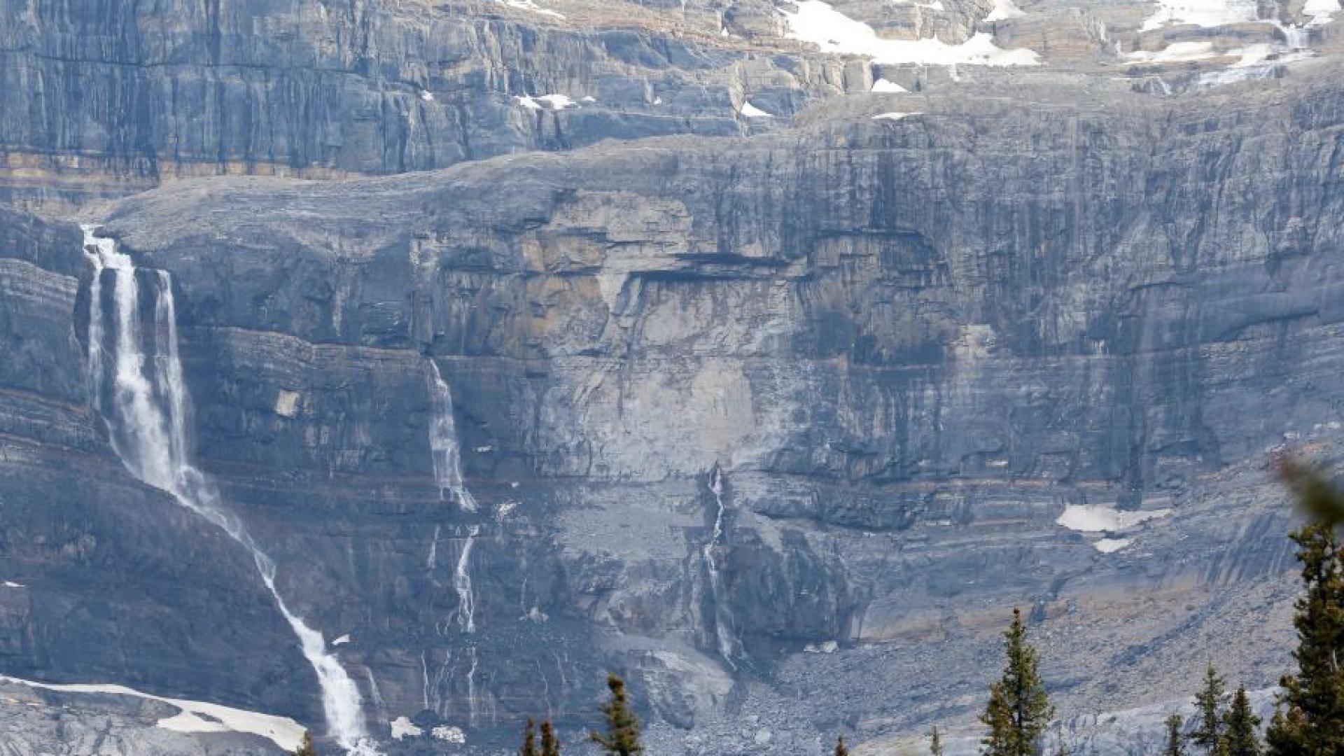 Един човек загина и трима пострадаха при падането на голямо