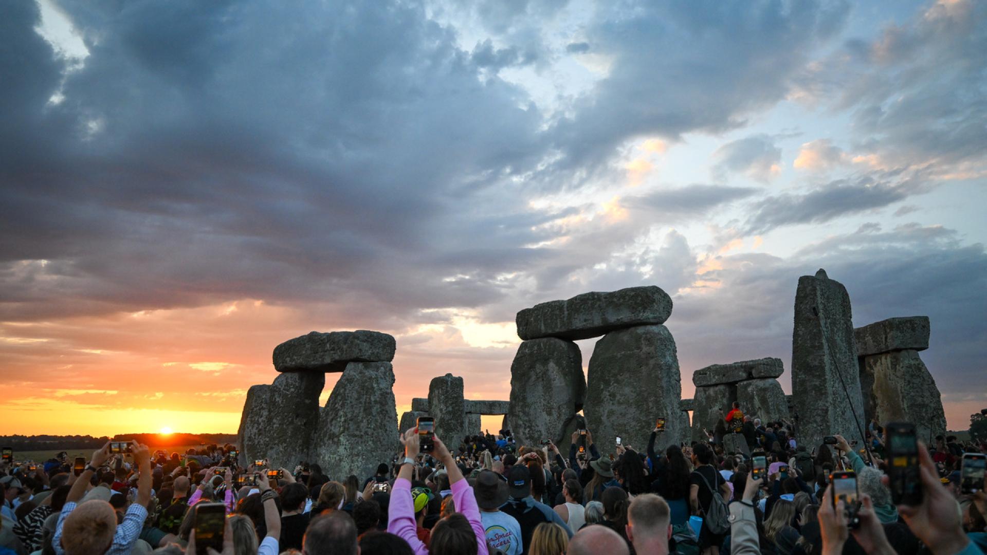 Хиляди хора се събраха при Стоунхендж за да наблюдават изгрева