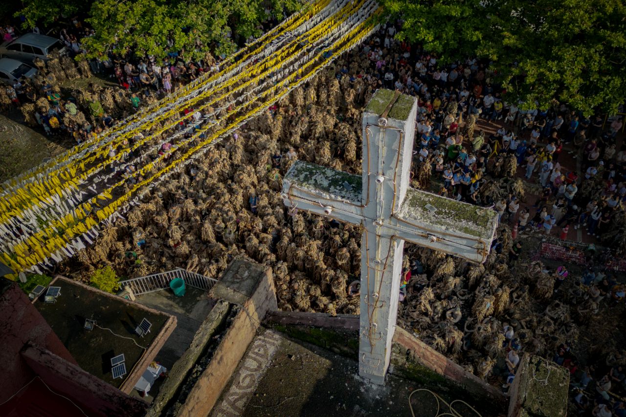 <p>Вижте впечатляващи кадри от фестивала Taong Putik в Алиага, Филипините, където стотици участници се преобразяват, покривайки телата си с кал, треви и листа в знак на смирение и духовна отдаденост. Снимките улавят едновременно мистиката, емоцията и суровата красота на едно от най-необичайните религиозни шествия в света. От мълчаливите фигури, които се движат бавно към храма, до контрастния празничен край &ndash; това е история, разказана в кал, светлина и вяра.</p>