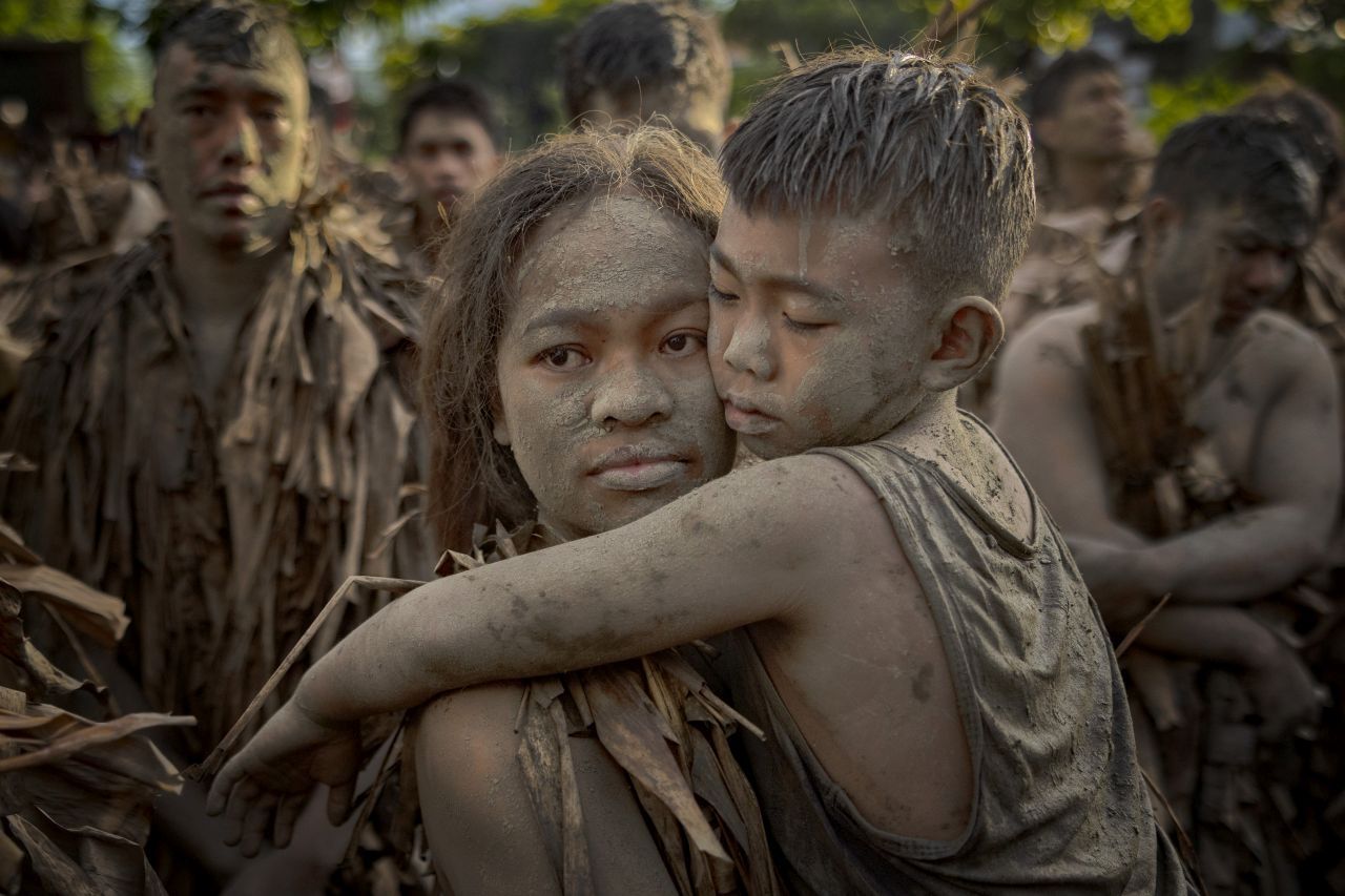 <p>Вижте впечатляващи кадри от фестивала Taong Putik в Алиага, Филипините, където стотици участници се преобразяват, покривайки телата си с кал, треви и листа в знак на смирение и духовна отдаденост. Снимките улавят едновременно мистиката, емоцията и суровата красота на едно от най-необичайните религиозни шествия в света. От мълчаливите фигури, които се движат бавно към храма, до контрастния празничен край &ndash; това е история, разказана в кал, светлина и вяра.</p>