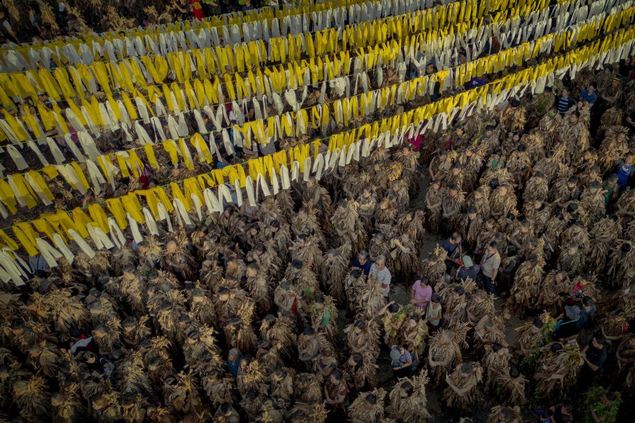 <p>Вижте впечатляващи кадри от фестивала Taong Putik в Алиага, Филипините, където стотици участници се преобразяват, покривайки телата си с кал, треви и листа в знак на смирение и духовна отдаденост. Снимките улавят едновременно мистиката, емоцията и суровата красота на едно от най-необичайните религиозни шествия в света. От мълчаливите фигури, които се движат бавно към храма, до контрастния празничен край &ndash; това е история, разказана в кал, светлина и вяра.</p>