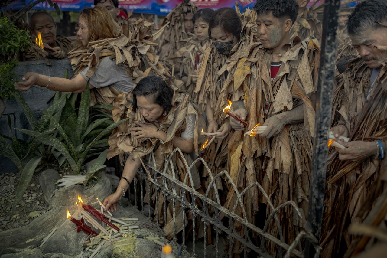 <p>Вижте впечатляващи кадри от фестивала Taong Putik в Алиага, Филипините, където стотици участници се преобразяват, покривайки телата си с кал, треви и листа в знак на смирение и духовна отдаденост. Снимките улавят едновременно мистиката, емоцията и суровата красота на едно от най-необичайните религиозни шествия в света. От мълчаливите фигури, които се движат бавно към храма, до контрастния празничен край &ndash; това е история, разказана в кал, светлина и вяра.</p>