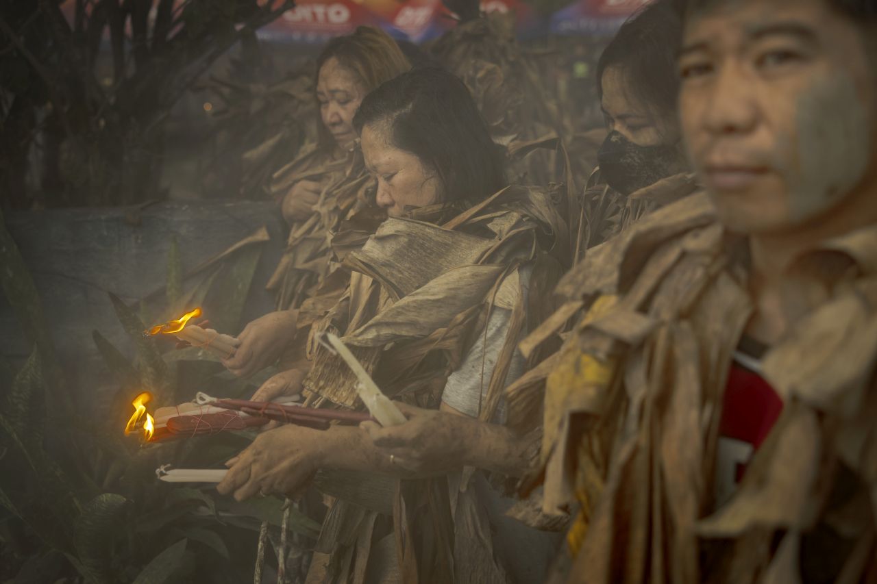 <p>Вижте впечатляващи кадри от фестивала Taong Putik в Алиага, Филипините, където стотици участници се преобразяват, покривайки телата си с кал, треви и листа в знак на смирение и духовна отдаденост. Снимките улавят едновременно мистиката, емоцията и суровата красота на едно от най-необичайните религиозни шествия в света. От мълчаливите фигури, които се движат бавно към храма, до контрастния празничен край &ndash; това е история, разказана в кал, светлина и вяра.</p>