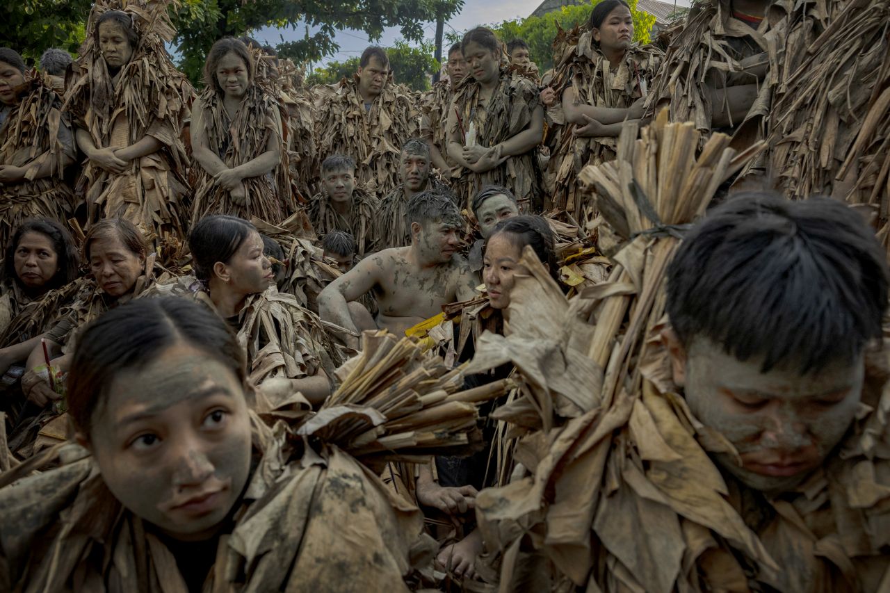<p>Вижте впечатляващи кадри от фестивала Taong Putik в Алиага, Филипините, където стотици участници се преобразяват, покривайки телата си с кал, треви и листа в знак на смирение и духовна отдаденост. Снимките улавят едновременно мистиката, емоцията и суровата красота на едно от най-необичайните религиозни шествия в света. От мълчаливите фигури, които се движат бавно към храма, до контрастния празничен край &ndash; това е история, разказана в кал, светлина и вяра.</p>