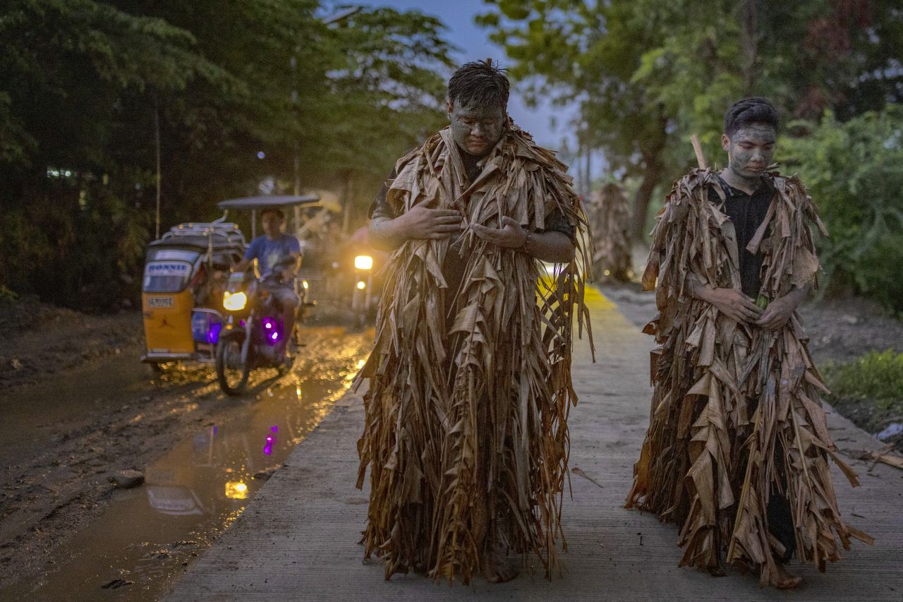 <p>Вижте впечатляващи кадри от фестивала Taong Putik в Алиага, Филипините, където стотици участници се преобразяват, покривайки телата си с кал, треви и листа в знак на смирение и духовна отдаденост. Снимките улавят едновременно мистиката, емоцията и суровата красота на едно от най-необичайните религиозни шествия в света. От мълчаливите фигури, които се движат бавно към храма, до контрастния празничен край &ndash; това е история, разказана в кал, светлина и вяра.</p>