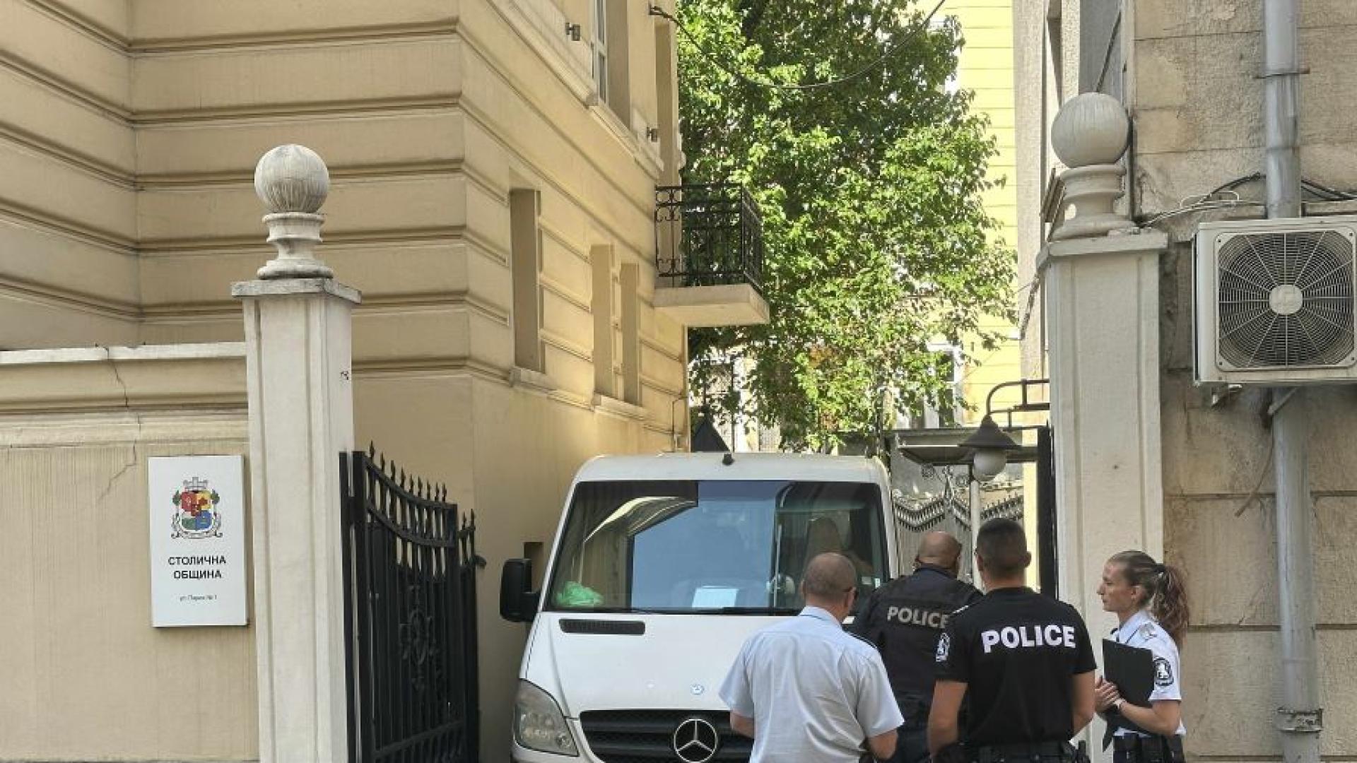 Служители на Антикорупционната комисия извършват обиски в Столичната община съобщиха