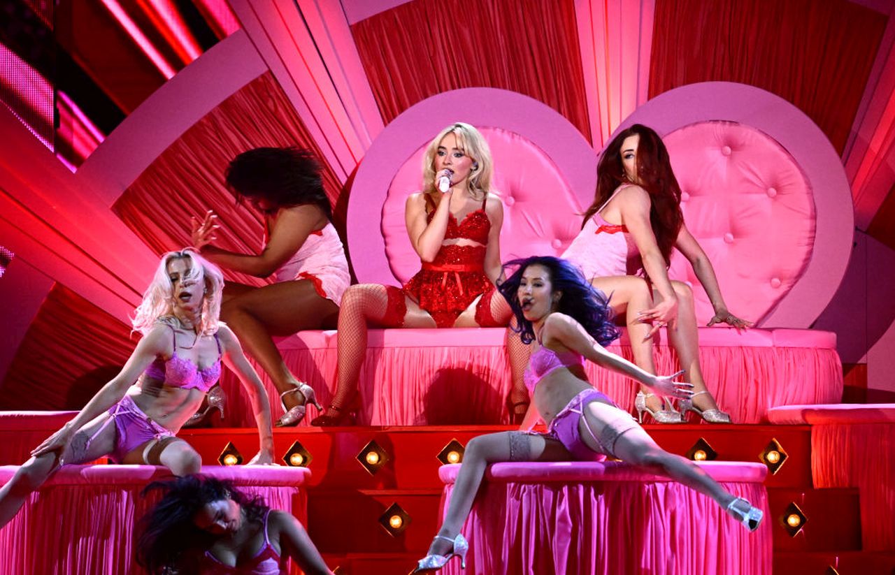 <p><strong>Сабрина Карпентър и дантелено бельо на BRITs</strong></p>

<p>На последните BRIT Awards, 25-годишната Сабрина Карпентър излезе на сцената по блестящо червено бельо и чорапи с жартиери.&nbsp;</p>