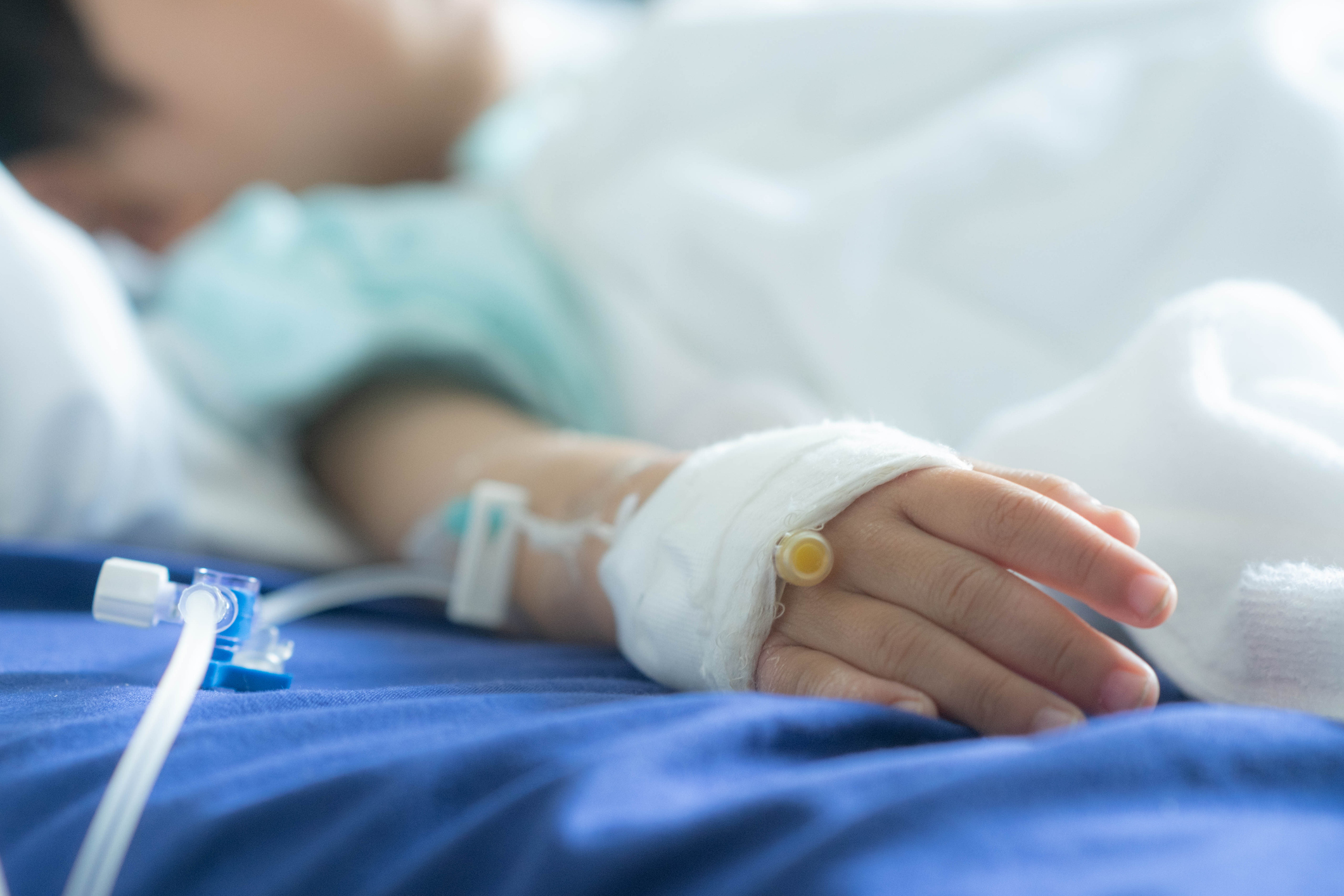 Ученичка едва не се задуши заради капачка от химикал, медици спасиха живота ѝ с операция