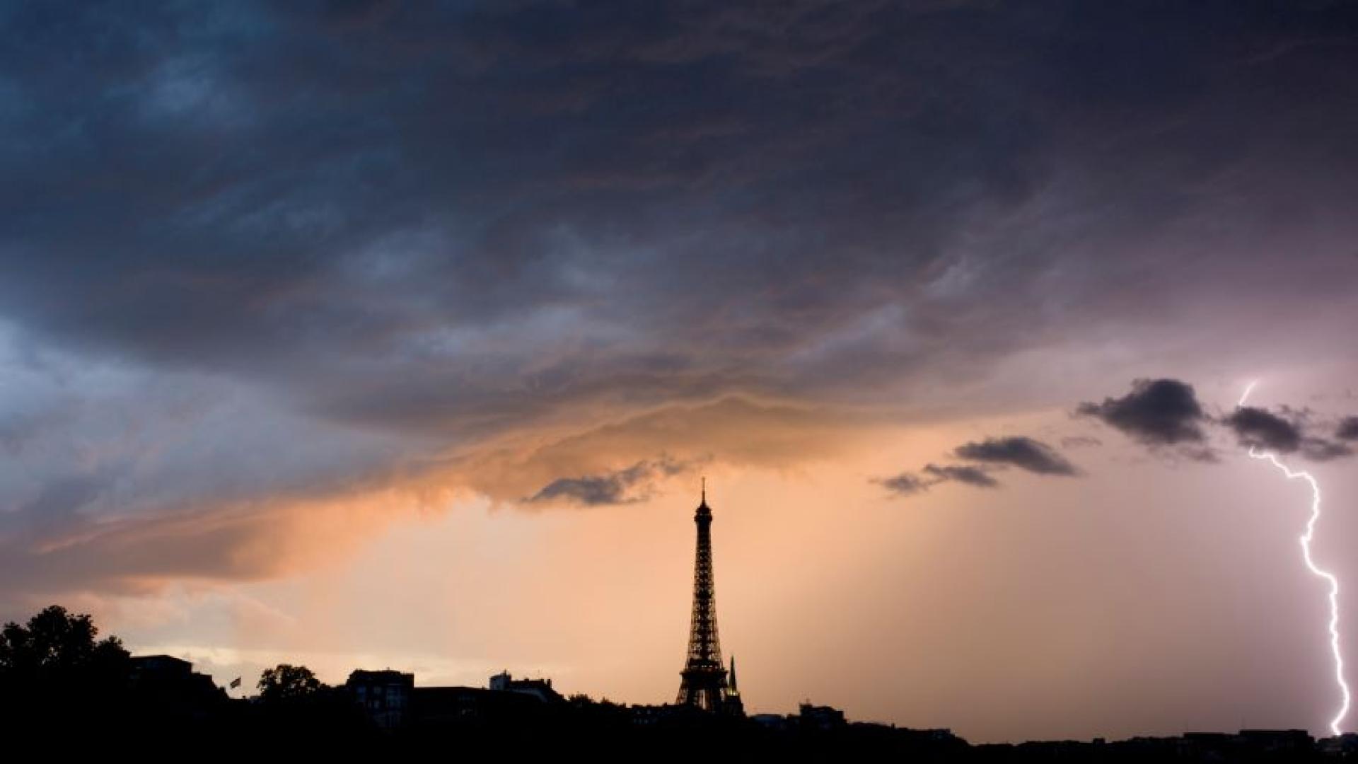 Двама души са загинали във Франция на фона на силните