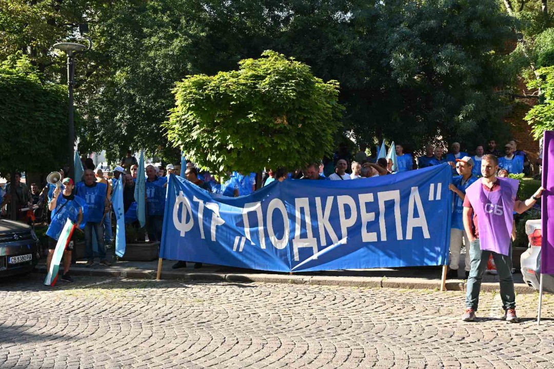 <p>Служители на градския транспорт в София излязоха на протест пред СОС. Протестиращите настояват за незабавни действия за приемане на бюджета на Столичната община за 2025 г.; увеличение на заплатите на работещите в градския транспорт на столицата с 300 лв.; подобряване на условията на труд и устойчиви решения, гарантиращи стабилността на дружествата от обществения транспорт.</p>