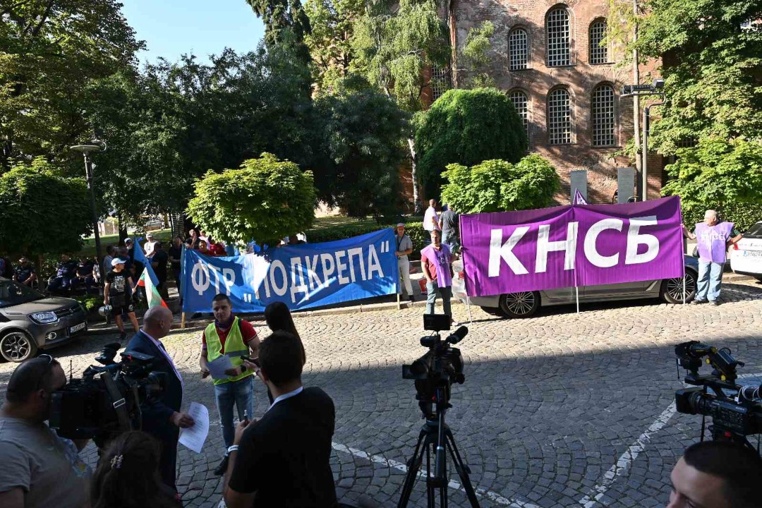 <p>Служители на градския транспорт в София излязоха на протест пред СОС. Протестиращите настояват за незабавни действия за приемане на бюджета на Столичната община за 2025 г.; увеличение на заплатите на работещите в градския транспорт на столицата с 300 лв.; подобряване на условията на труд и устойчиви решения, гарантиращи стабилността на дружествата от обществения транспорт.</p>