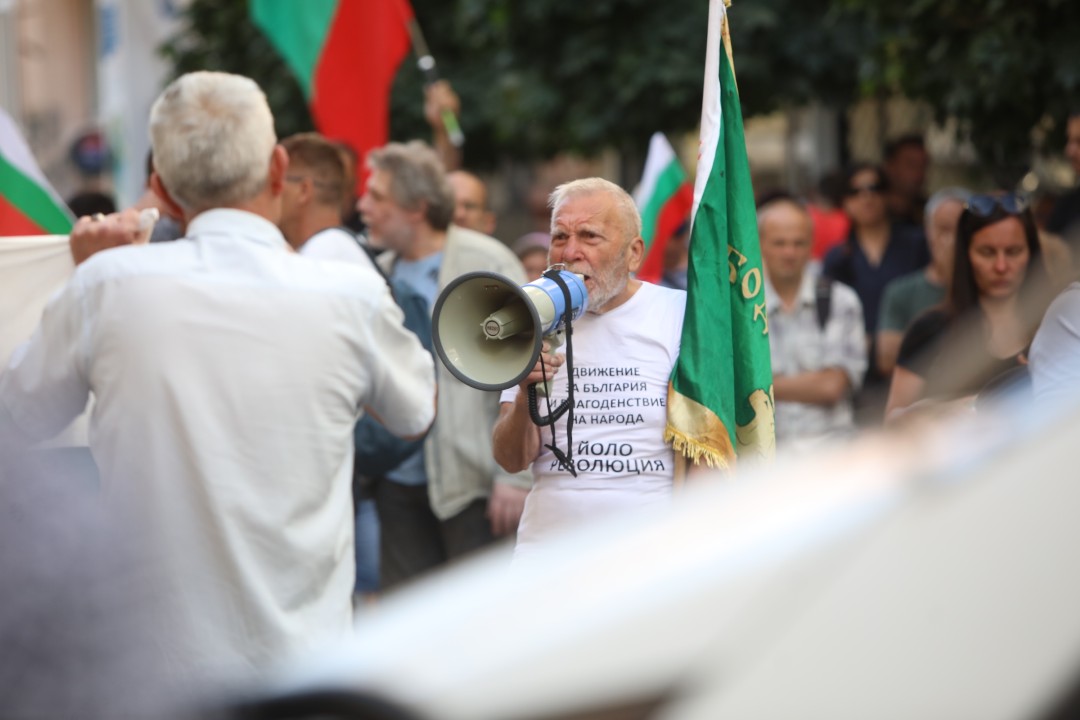 <p>Граждани се събраха в улиците в близост до сградата на Европейската комисия и Европейския парламент в столицата и протестират с искане за запазване на българския лев. Организатори на събитието са Гражданска инициатива &quot;Будители&quot;. В района има засилено полицейско присъствие, а движението е ограничено.</p>