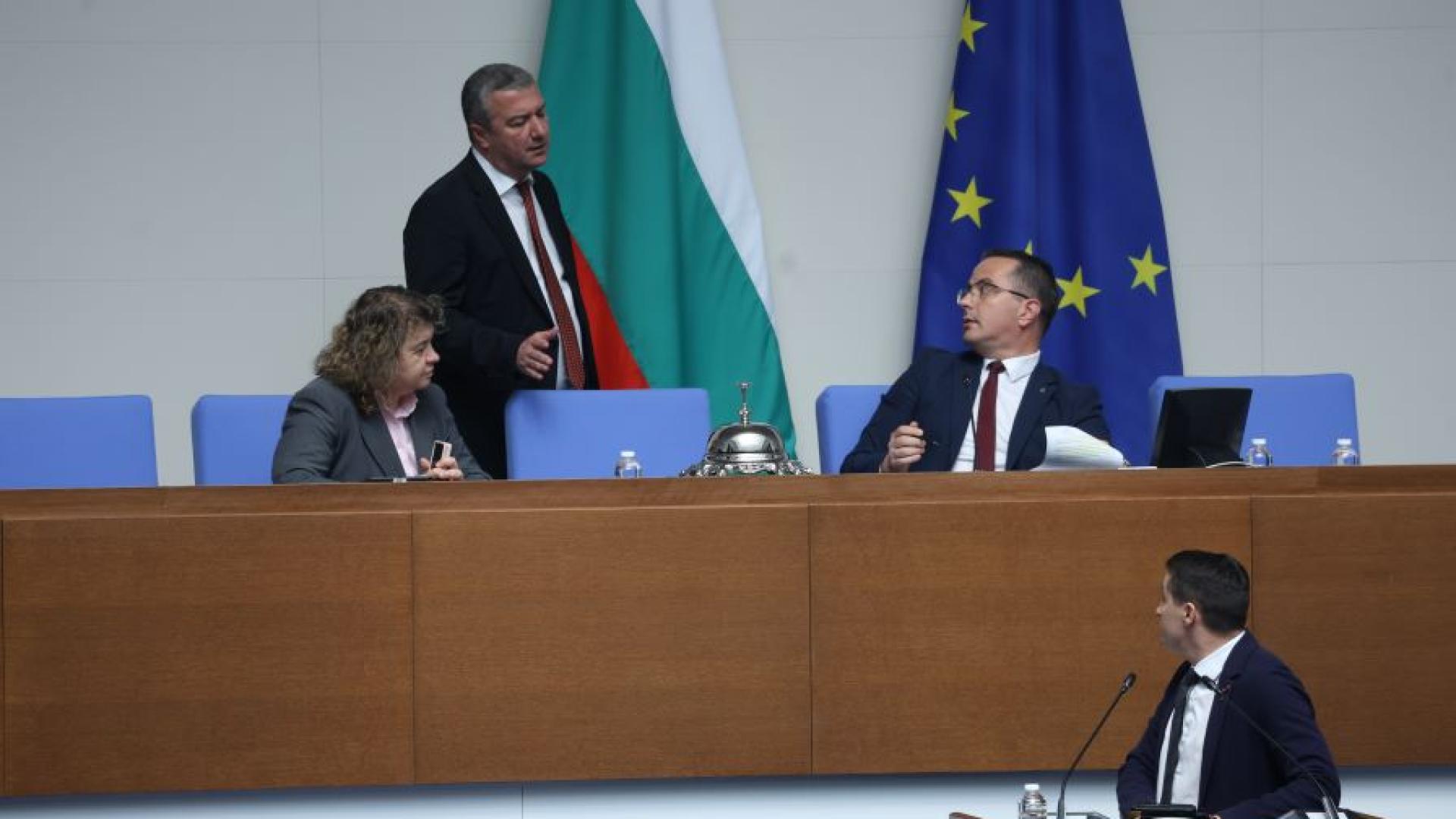 Председателстващият заседанието Драгомир Стойнев наложи наказание забележка на депутатите Явор