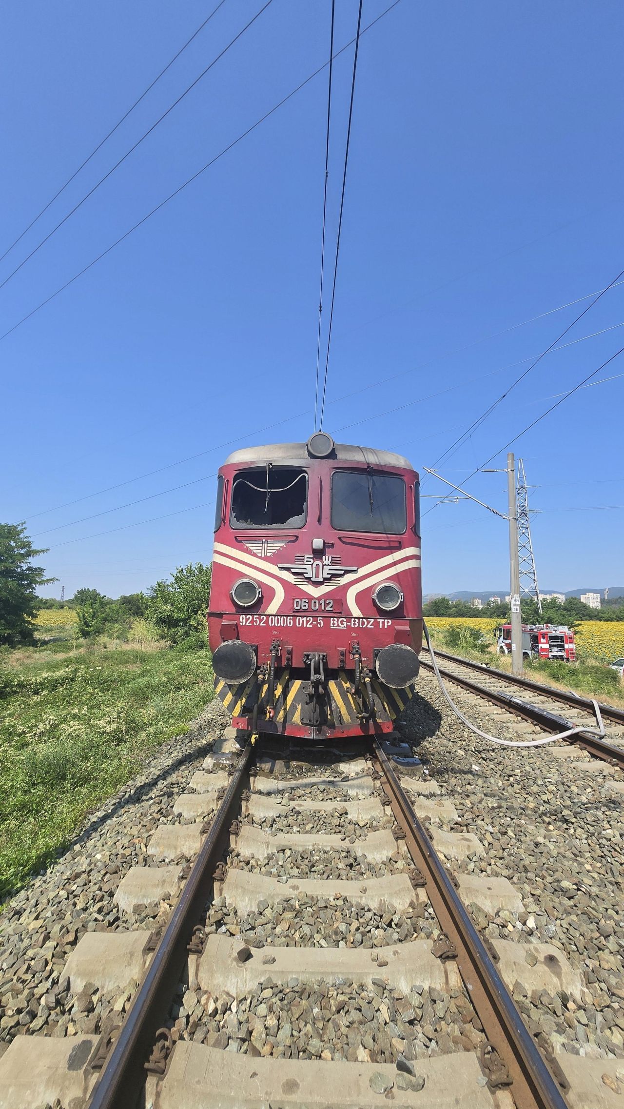 <p>Локомотив се запали до Стара Загора. Причината за инцидента е проба на спирачната система. Най-вероятно е изхвръкнала искра и е подпалила машината. Няма пострадали при инцидента.</p>