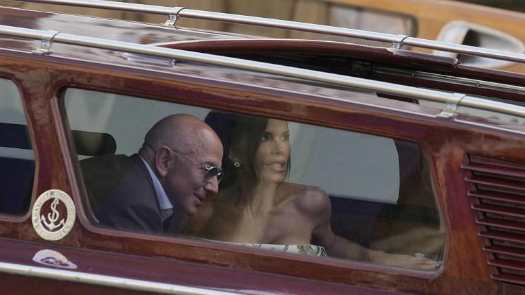  Сватбата на Лорън Санчес и Джеф Безос: Вмоции, искра и звездни посетители. 