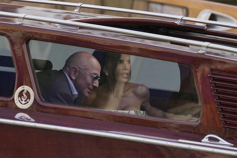 <p>Любов, разкош и стил се сляха в незабравима приказка, когато Лорън Санчес и Джеф Безос се врекоха един на друг на пищна сватба, която мнозина вече наричат <em data-end="395" data-start="375">&quot;сватбата на века&quot;</em>. Градът на любовта &mdash; Венеция &mdash; стана сцена на това магично събитие в петък, изпълнено с емоции, блясък и звездни гости.</p>