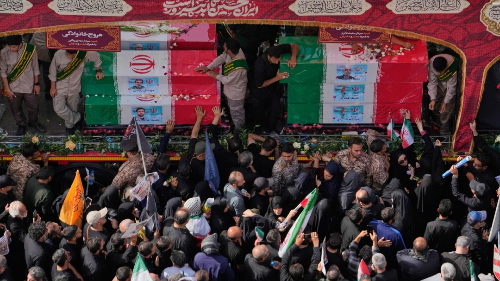 Стотици хиляди хора излязоха по улиците на Техеран за погребението на