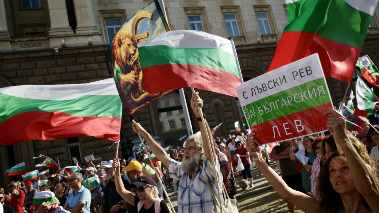 <p>С викове &bdquo;оставка&ldquo; ,&bdquo;искаме си лева&ldquo; и &bdquo;не на еврото&ldquo; граждани се събраха на протест в центъра на София. Протестиращите се събраха в пространството между сградата на Народното събрание и Президентската институция.</p>