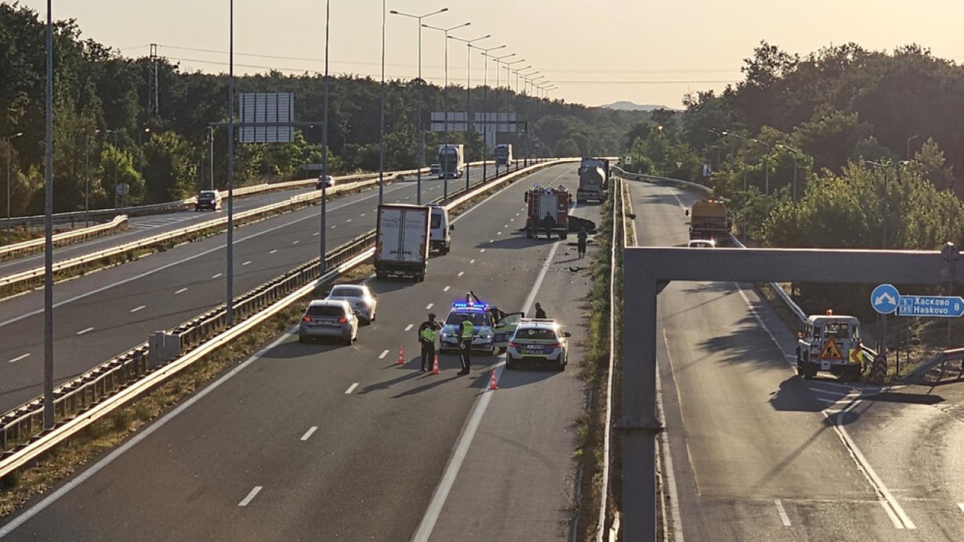Катастрофа с лек автомобил затрудни трафика в неделя вечер на