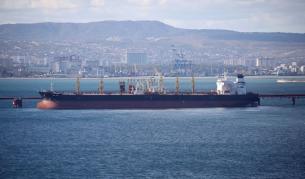 Евакуираха болни моряци от заседналия край Ахтопол танкер