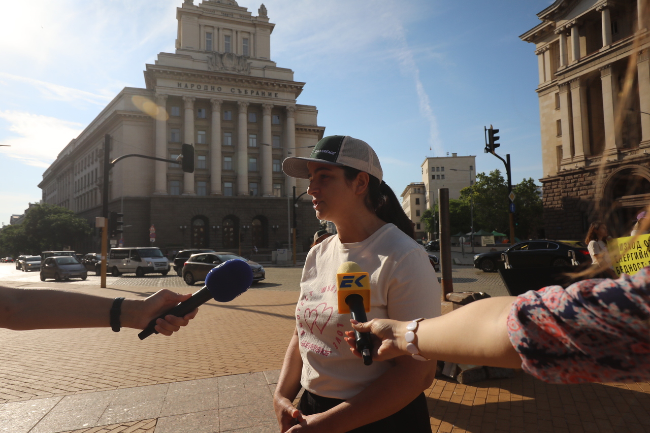 <p>Печка за дърва пред Министерския съвет запалиха активисти от &quot;Грийнпийс България&quot;. С това те призоваха държавата да намери решение на проблема с енергийната бедност чрез облекчаване на процедура за монтиране на соларен панел на терасата.</p>