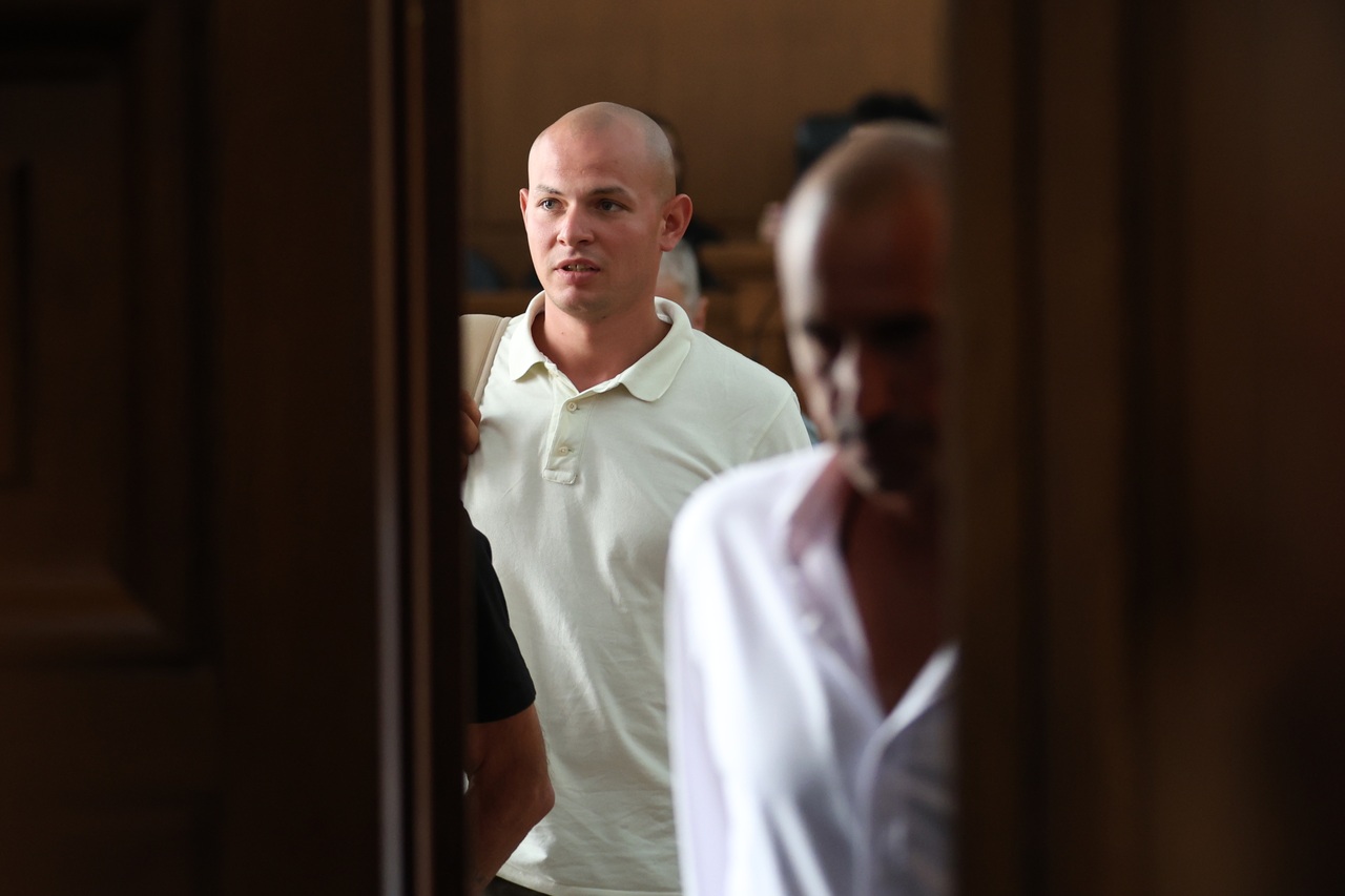 <p>Редица фактори станаха причина съдът да не даде ход на делото за смъртта на 18 бежанци, загинали в камион край Локорско.</p>