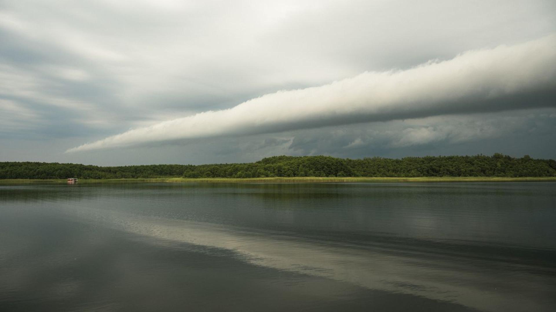 Плажуващи в Португалия преживяха впечатляващо и необичайно метеорологично явление огромен
