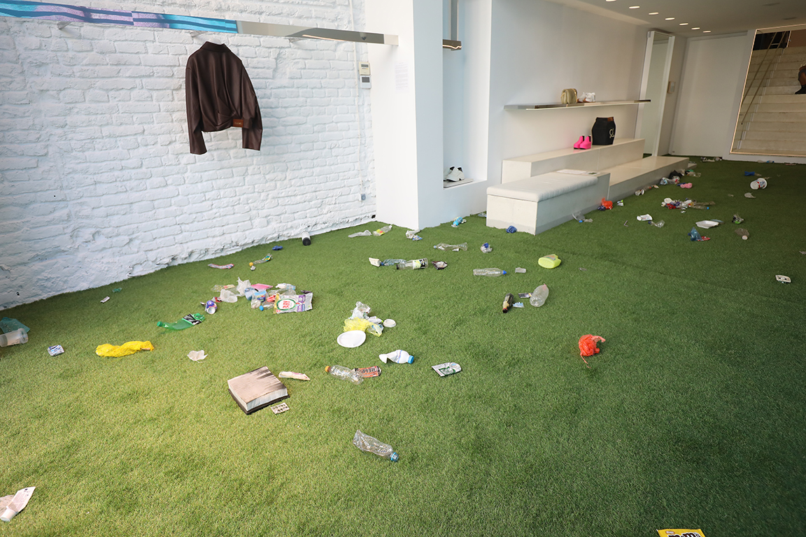 <p>Сега, в нов контекст - в пространството на магазина на ул. &bdquo;Съборна&rdquo; 9, инсталацията е достъпна за публиката&ldquo;, обявяват от модния бутик ALL U RE.</p>