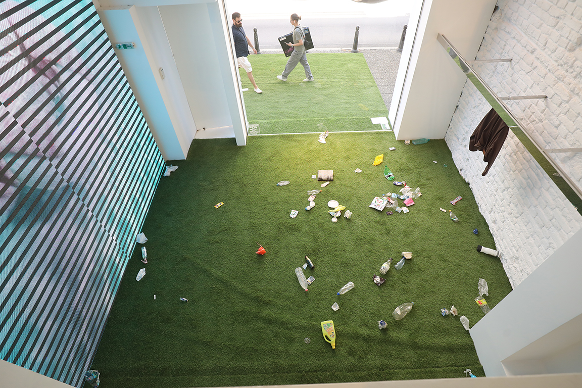 <p>По думите им проектът задава остри въпроси като например кога отпадъкът е невидим и кога става непоносим, както и защо е приемлив в природата, но се превръща в проблем, щом попадне в институционален контекст.</p>